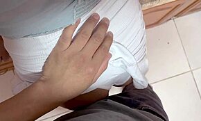 Próbuję Zobaczyć Majtki Pasierbicy Mojej Pracownicy. Jest Taka Tłamszona w Misyjnym.