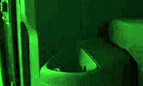 Ei, quer ver essa morena safada levando pau no cu? Ela curvada numa van ao ar livre!