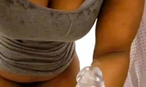 Ebony milf Yuki knullar klar dildo på tvättmaskin sen ger snabb avsugning till bbc