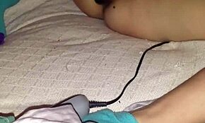 털 많은 아시안 아마추어가 래빗 토이로 격렬하게 솔로 자위해