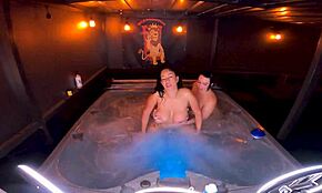 Horúca vaňa trojka s Queen Rogue a Mandi May rozpútaná