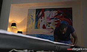 Tinejdžerka masirana i nabijena crnim kurcem.