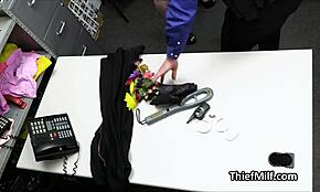 Hej, rdečelaska milf, pripravljena na presenečenje anal v varnostni pisarni nocoj?