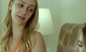 Pekná blondínka tínedžerka 18+ Kyler Quinn a Braylin Bailey skúmajú mokré bozky v posteli.