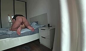 Mens manden er på arbejde, knepper konen virkelig naboen?