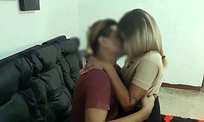 Această școlăriță de 18 ani a implorat să treacă clasa. A sfârșit aplecată de profesor