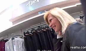 בחורה צ'כית מקסימה מפותה במרכז קניות לזיון פו וי