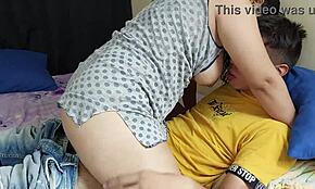 感受男友的鸡巴深深插进我湿润的骚逼