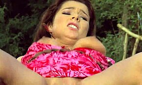 Busty Bauernmädchen Arsch gefickt im Sommerkleid draußen