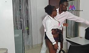 Matin en famille devient sauvage avec belle-sœur étudiante de 19 ans au lit