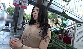 日本ポールダンサーが情熱的な動きでワイルドなバックで誘う