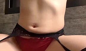 Amatorska Azjatka rozciąga ciasną cipkę z Mr Hankeys Latin Lover M, mocno dochodzi przy wejściu. Bank majtek w zestawie.