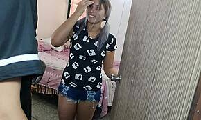 Prietenă mea cea mai bună mă invită și mă ajută, dar sfârșim prin a-i fut curul latină strâns tare