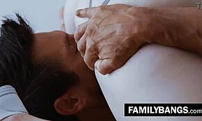 ओएमजी ये नॉटी जवान मसाज गर्ल रब करती है और अपनी बेस्ट फ्रेंड के डैड को बैंग! ब्रिटनी लाइट एंड टॉमी गन 😍