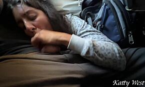 Risikoreicher extremer öffentlicher Blowjob im vollen Flugzeug