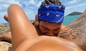 Babe latina tatuata scopata bareback su spiaggia nudista a Rio