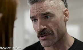 Stedfar knepper sin pige med stor pik mens hun er væk