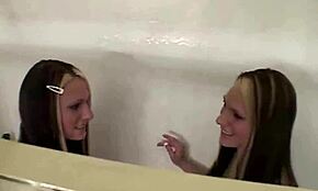 Simpson ikrek ujjal basznak szűk puncit a kádban természetes cicikkel