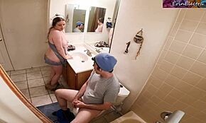 Üvey annemi sikimi sıvazlarken yakaladım ve o da katıldı!