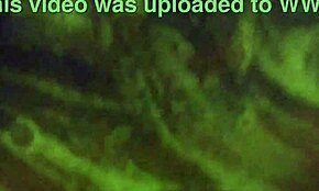 Mzkiwi raziskuje anal pod tušem prvič