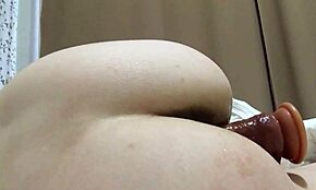 Coño peludo húmedo goteando close-up mientras chica folla con dildo lado a orgasmo real