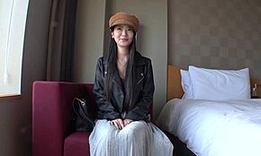 Softcore pickup, prima filmare. Dorința explodează, gospodină superbă fără sex Erika-san, atingând țâțele o aprinde, aproape fără rezistență la sex