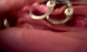 我不敢相信用化妆刷摩擦我穿孔阴蒂的感觉有多狂野，直到我湿润爆炸！