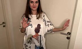 زوجة أبي بزب سميك تم القبض عليها من قبل ابن زوجها المتحمس يجبرها على مص حليب