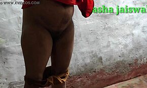 Bhabhi schimbă absorbantul iar devar o șantajează pentru sex fierbinte la fermă.