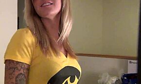 Fille superbe prépare nerveusement son premier gode jamais.