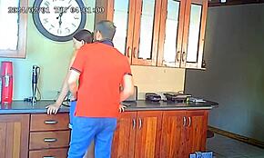 صدمة كاميرا تجسس، مسكت زوجتي تخون مع جار عجوز الليلة الماضية