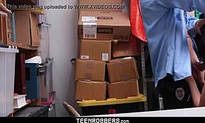 Giovane taccheggiatrice beccata e filmata durante intenso incontro sulla scrivania d'ufficio