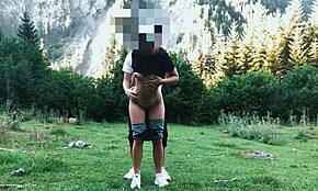 大きなお尻観光客が森アウトドアでスタンディングドッグスタイルでバン