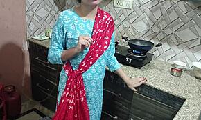 Vroča milf bhabhi zapelje nedolžnega devra za divji seks!