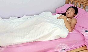 Bílý pták se ponoří hluboko do mé těsné oholené kundičky s intenzivními nárazy