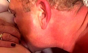 Søt GILF fitte-licking fører til intens orgasme