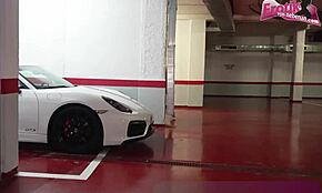 Немецкая блондинка 18+ делает анал в машине!