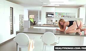 Je suis obsédé par le corps serré de Taylor Whyte prenant cette grosse bite !