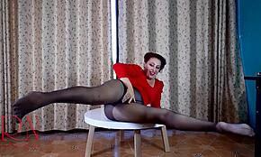 Söt dam retar i strumpbyxor och klackar