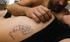 Intenzívny orgazmus z masturbácie a hrania s bradavkami