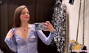 Merde, regarde cet essayage sexy transparent avec des tétons pointus