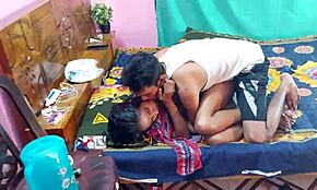 Деси подруга устраивает жаркую сессию с парнем дома.