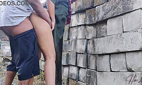 زوجة إندونيسية متحمسة، أنت تُضرب في الهواء الطلق هكذا؟