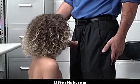 فتاة شابة مسروقة تواجه تفتيشاً عميقاً من شرطي صارم