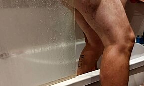 Tak vzrušený touto scénou vzájomnej masturbácie v sprche