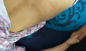 Güzel Hintli kız büyük sik ile sert anal sikiliyor