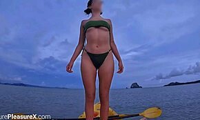 Horny tyttö hyppää tälle isolle kyrpälle kajakoidessa Thaimaan villissä ulkona