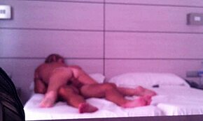 Iubită adolescentă spaniolă amatoare călărește dur în video casnic! Wow!