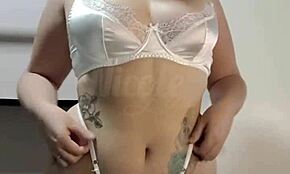 الشعور بالإثارة وهذه اللاتينية الهواة تغري بصدرها الكبير في ملابس داخلية بيضاء مثيرة.