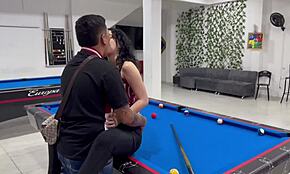 Hei, voitko opettaa mua biljardia? Lupaan seksikkään palkinnon jos opetat!